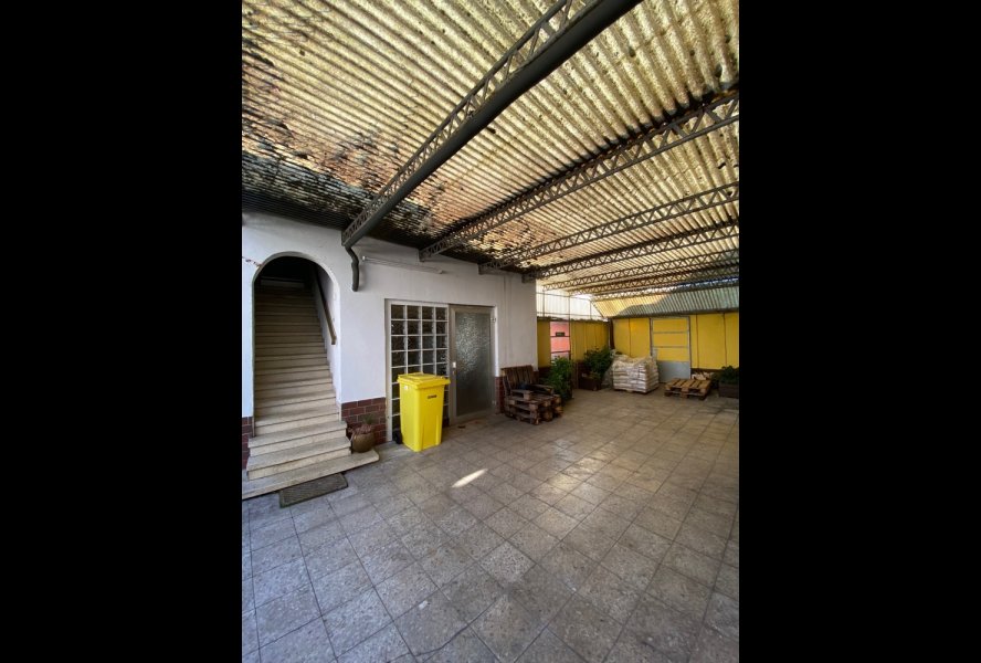 Überdachter Innenhof