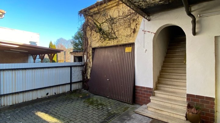 Freistehendes Haus + separate Wohnung, Garage und Grundstück