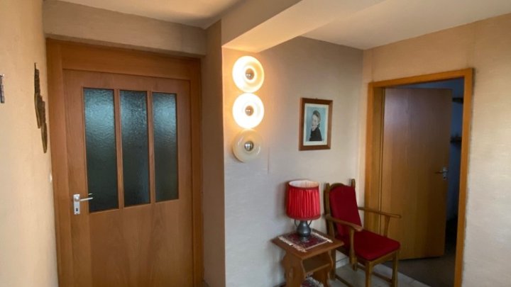 Freistehendes Haus + separate Wohnung, Garage und Grundstück