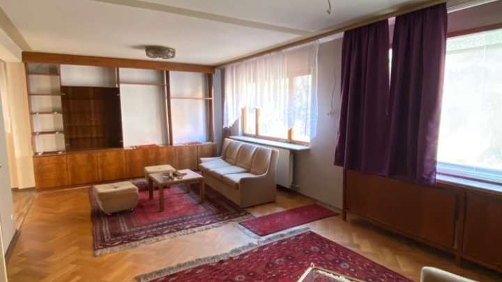 Freistehendes Haus + separate Wohnung, Garage und Grundstück