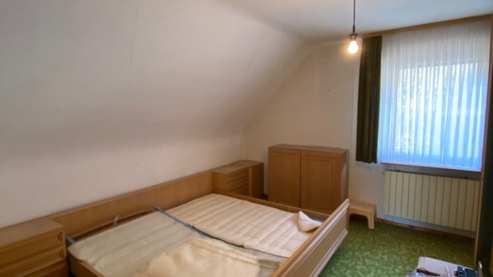 Freistehendes Haus + separate Wohnung, Garage und Grundstück