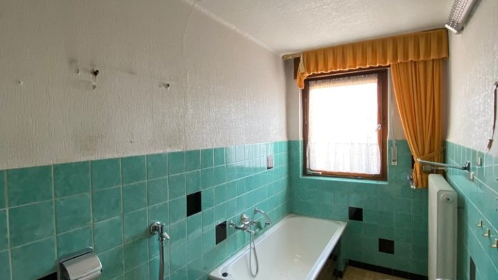 Freistehendes Haus + separate Wohnung, Garage und Grundstück