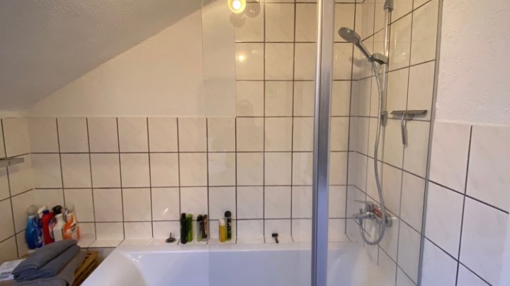 Freistehendes Haus + separate Wohnung, Garage und Grundstück