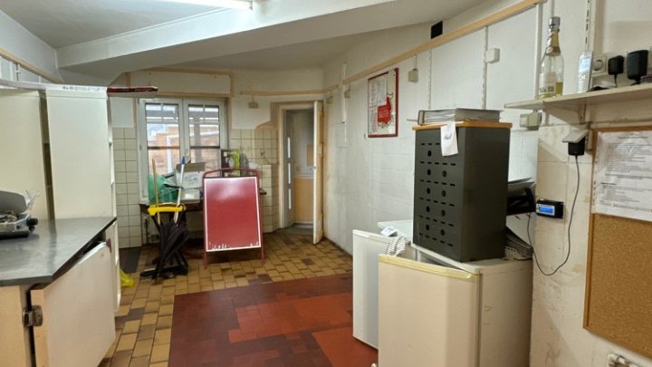 Café oder Gewerbefläche in zentraler Lage von Güdingen