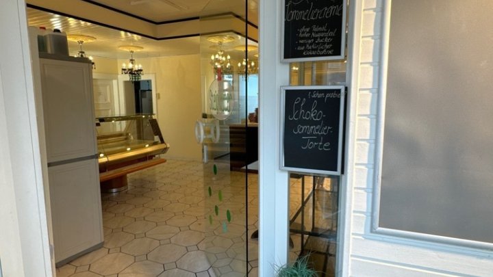 Café oder Gewerbefläche in zentraler Lage von Güdingen
