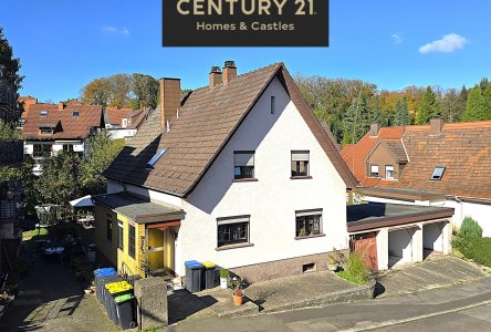 Ansicht des Hauses von der linken Seite mit Hauseingang