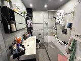 Neuwertiges Badezimmer mit bodenebener Dusche im OG