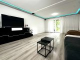Großes lichtdurchflutetes Wohnzimmer