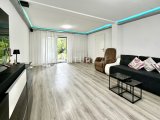 Großes Wohnzimmer mit Blick zur Balkontür