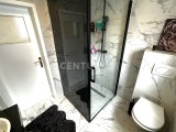 Badezimmer mit großer Boden, tiefer Dusche