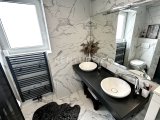 Modernes lichtdurchflutetes Badezimmer