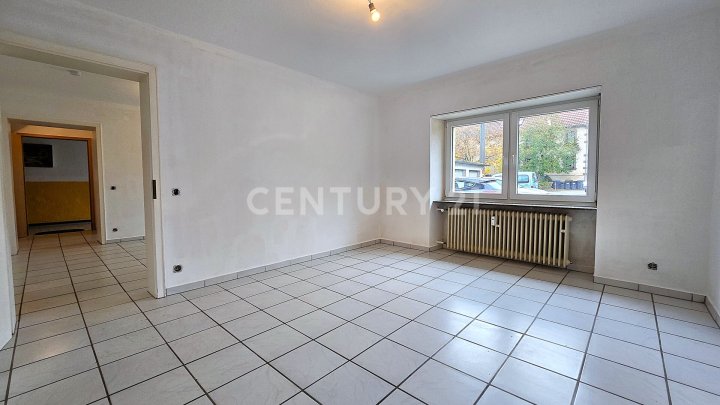 Großes MFH mit 5 Parteien  und enormem Erweiterungspotential, mit Ausbaumöglichkeit weiterer 3 Whg.