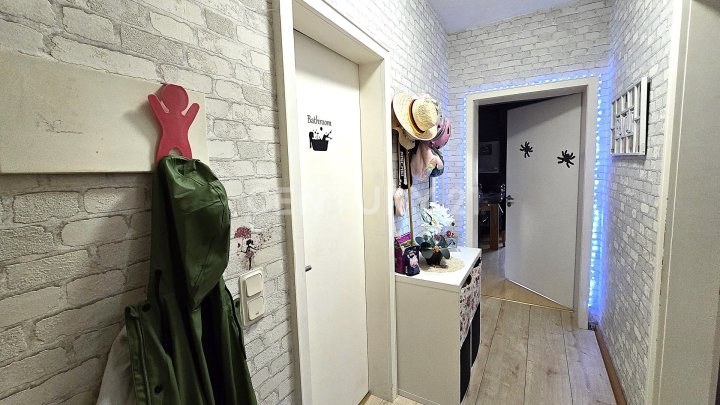 Großes MFH mit 5 Parteien  und enormem Erweiterungspotential, mit Ausbaumöglichkeit weiterer 3 Whg.