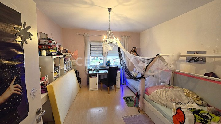 Großes MFH mit 5 Parteien  und enormem Erweiterungspotential, mit Ausbaumöglichkeit weiterer 3 Whg.