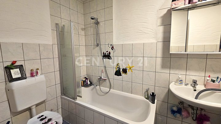 Großes MFH mit 5 Parteien  und enormem Erweiterungspotential, mit Ausbaumöglichkeit weiterer 3 Whg.