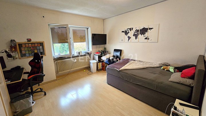 Großes MFH mit 5 Parteien  und enormem Erweiterungspotential, mit Ausbaumöglichkeit weiterer 3 Whg.