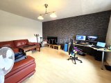 Großes gemütliches Wohnzimmer der Wohnung OG links