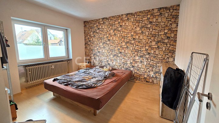 Großes MFH mit 5 Parteien  und enormem Erweiterungspotential, mit Ausbaumöglichkeit weiterer 3 Whg.