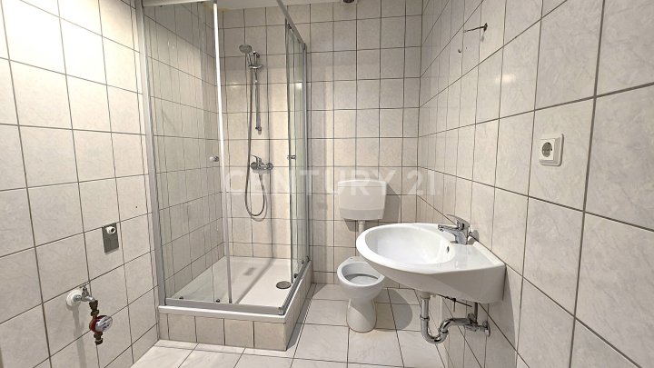 Großes MFH mit 5 Parteien  und enormem Erweiterungspotential, mit Ausbaumöglichkeit weiterer 3 Whg.