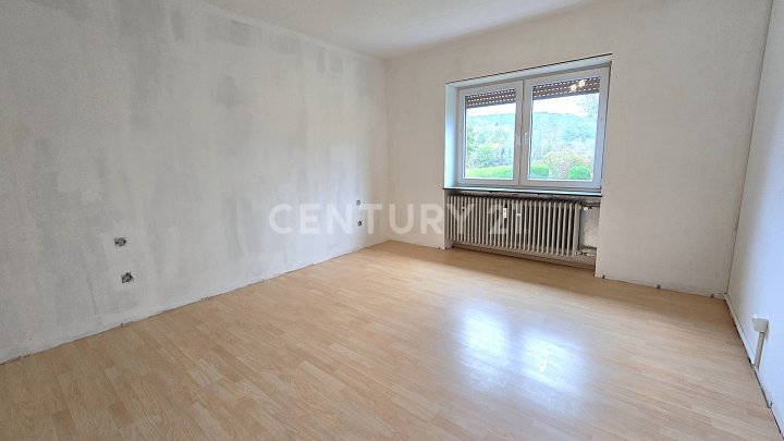 Großes MFH mit 5 Parteien  und enormem Erweiterungspotential, mit Ausbaumöglichkeit weiterer 3 Whg.