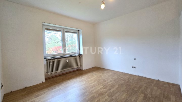 Großes MFH mit 5 Parteien  und enormem Erweiterungspotential, mit Ausbaumöglichkeit weiterer 3 Whg.