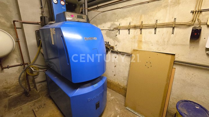 Großes MFH mit 5 Parteien  und enormem Erweiterungspotential, mit Ausbaumöglichkeit weiterer 3 Whg.