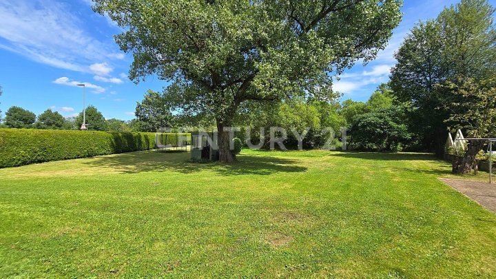 Großes MFH mit 5 Parteien  und enormem Erweiterungspotential, mit Ausbaumöglichkeit weiterer 3 Whg.