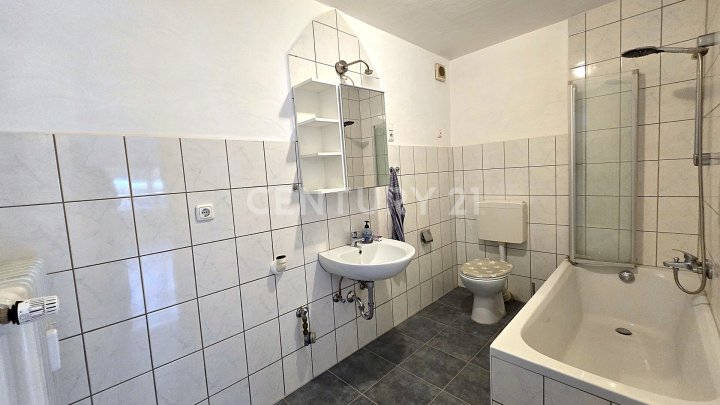 Großes MFH mit 5 Parteien  und enormem Erweiterungspotential, mit Ausbaumöglichkeit weiterer 3 Whg.