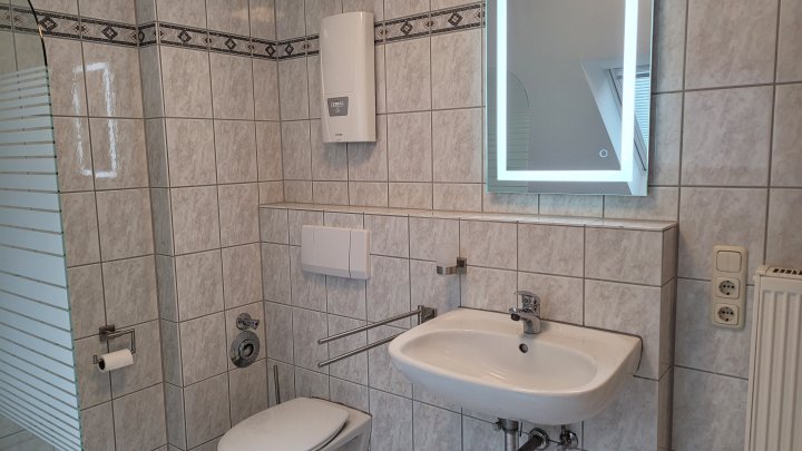 Gepflegte Maisonette-Wohnung mit EBK (2 Schlafzimmer, Bad, Küche und Wohnzimmer) in Trier-Ruwer mit PKW-Stellplatz
