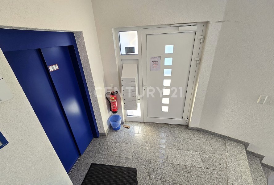 Treppenhaus und Eingang im EG