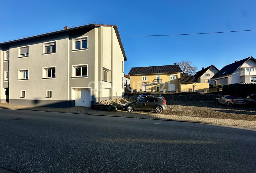 MFH mit gr0ßem Parkplatz
