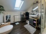 DG Badezimmer mit Dusche und Tageslichtfenster