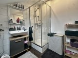 DG Badezimmer mit Blick zur Dusche