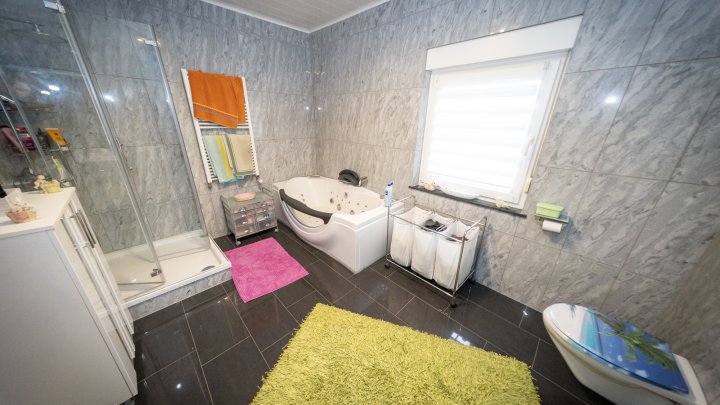 Ein- Zweifamilienhaus mit PV und viel Platz in zentraler Lage von Illingen