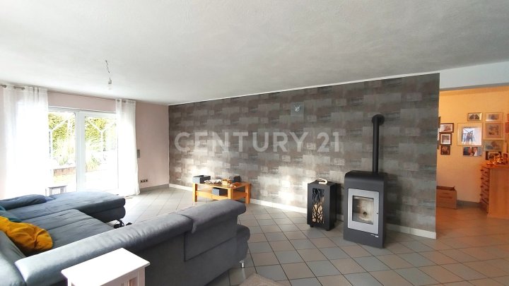 Exklusives neuwertiges Traumhaus in Hirstein, perfekt für Familien, Mehrgenerationen oder Gewerbe !