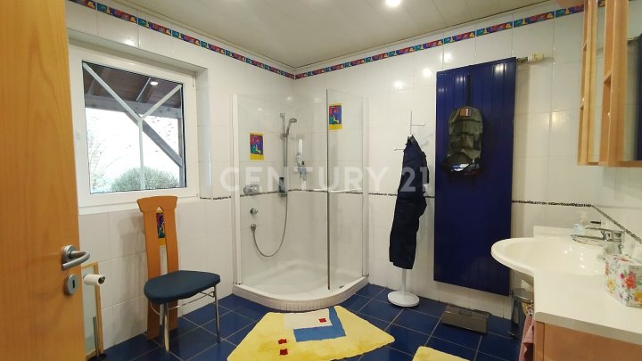 Exklusives neuwertiges Traumhaus in Hirstein, perfekt für Familien, Mehrgenerationen oder Gewerbe !