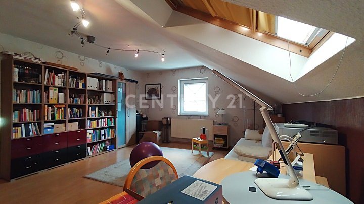Exklusives neuwertiges Traumhaus in Hirstein, perfekt für Familien, Mehrgenerationen oder Gewerbe !