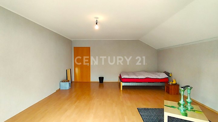 Exklusives neuwertiges Traumhaus in Hirstein, perfekt für Familien, Mehrgenerationen oder Gewerbe !