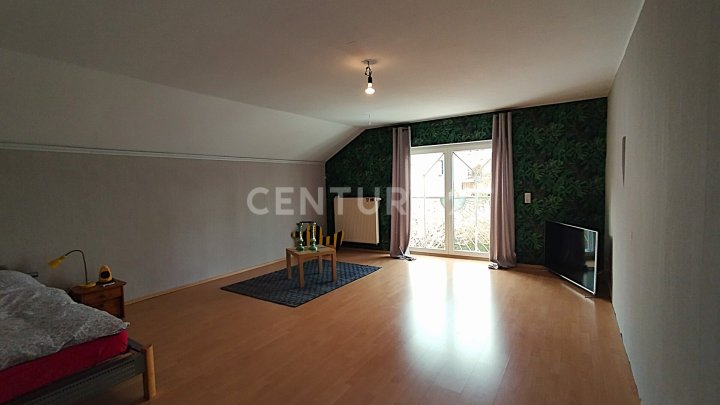 Exklusives neuwertiges Traumhaus in Hirstein, perfekt für Familien, Mehrgenerationen oder Gewerbe !