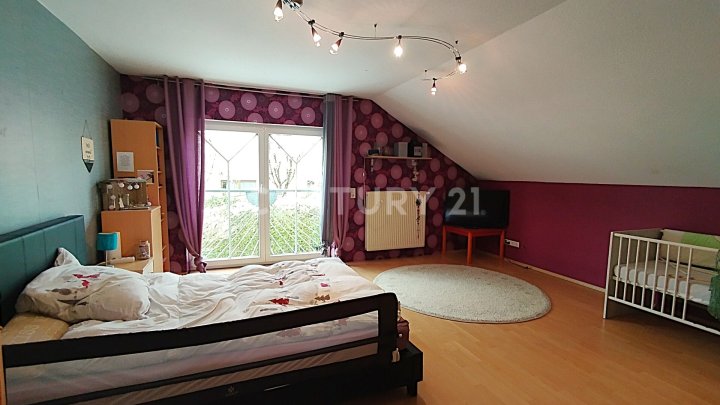Exklusives neuwertiges Traumhaus in Hirstein, perfekt für Familien, Mehrgenerationen oder Gewerbe !