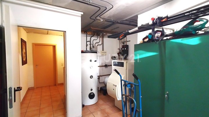 Exklusives neuwertiges Traumhaus in Hirstein, perfekt für Familien, Mehrgenerationen oder Gewerbe !