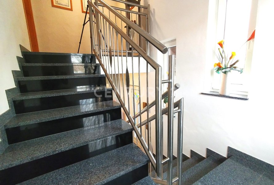 Das Treppenhaus mit wunderschönen Granitsstufen