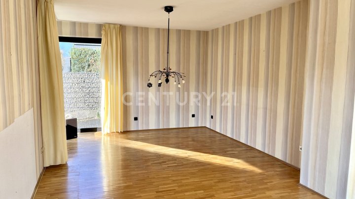 Freistehendes Einfamilienhaus in begehrter Lage von Bexbach – mit Wintergarten und großem Garten