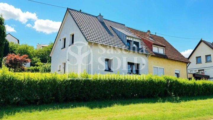 Gepflegtes Einfamilienhaus mit Terrasse, Garten, Garage in Heusweiler - Holz