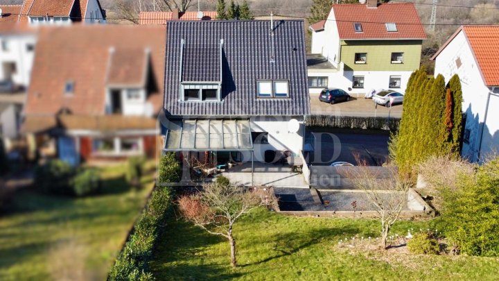 Gepflegtes Einfamilienhaus mit Terrasse, Garten und Garage in Heusweiler - Holz