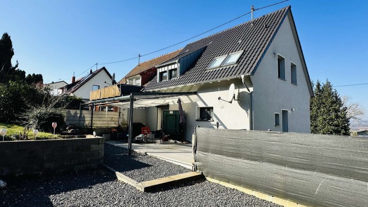 Gepflegtes Einfamilienhaus mit Terrasse, Garten und Garage in Heusweiler - Holz