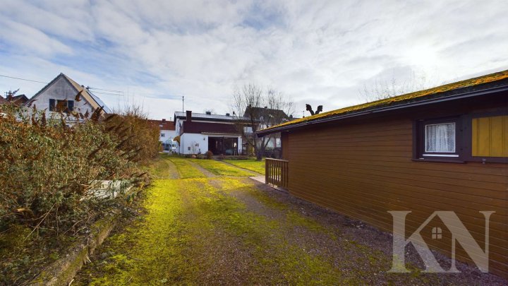 Vielseitiges Wohnen in Top-Lage – Dreifamilienhaus mit großem Potenzial!