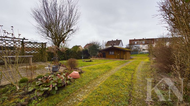 Vielseitiges Wohnen in Top-Lage – Dreifamilienhaus mit großem Potenzial!