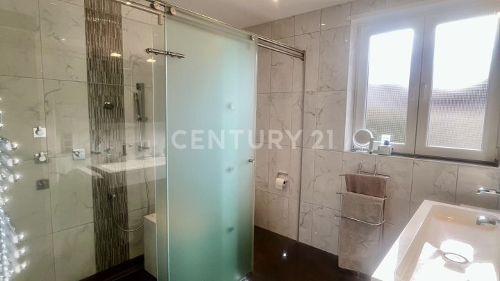 Exklusive sanierte Villa auf 480 m²: Luxus, Komfort und Stil in bester Lage