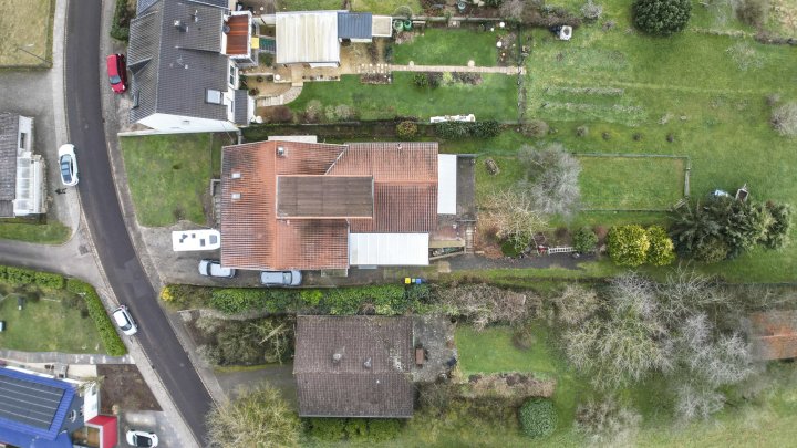 Schön gelegenes Zweifamilienhaus mit Büromöglichkeiten großem Garten und Weitblick ins Grüne